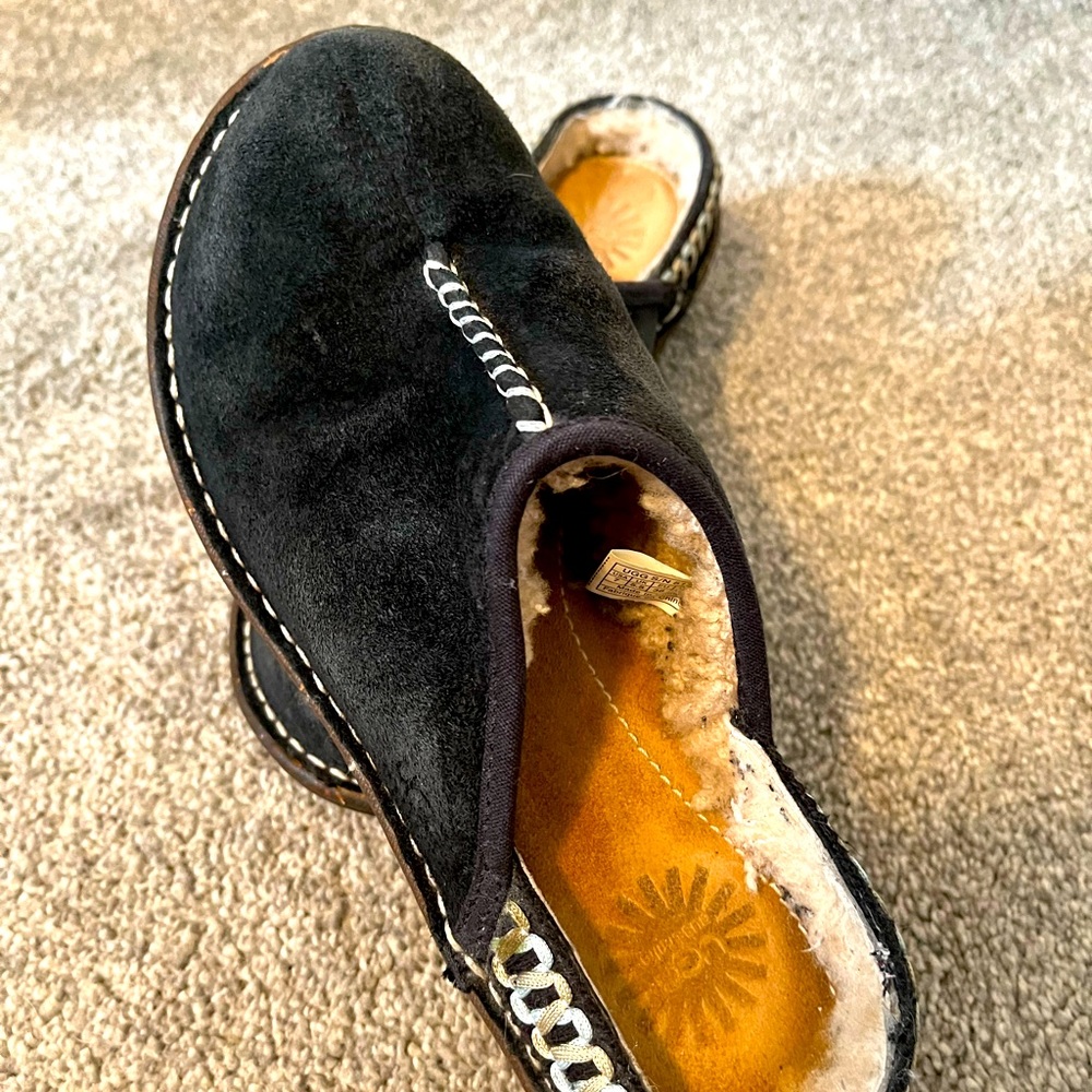 Woman’s UGG clogs fur lined. Sz 7 includes cleaner/protector kit.